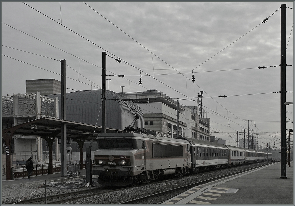The SNCF BB 15018 with an IC/EC to Bruxelles by his stop in Strasbourg.
29.10.2011