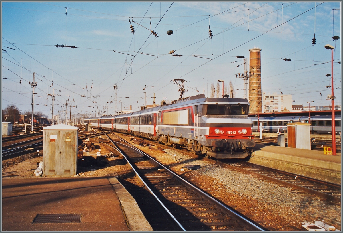 The SNCF BB 15042 with the IC 97 from Bruxelles to Chur in Strasbourg.

13.03.2000