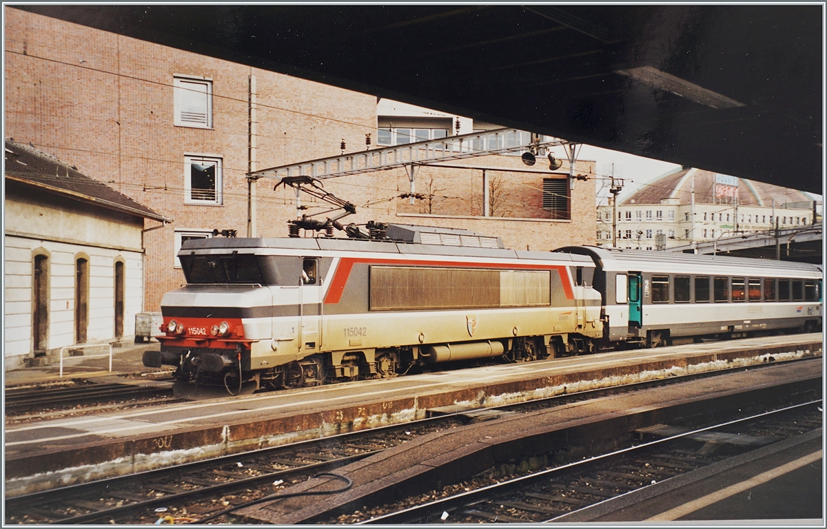 The SNCF BB 15042 with a fast train service in Basel SNCF. 

14.03.2000