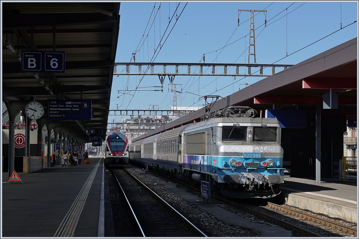 The SNCF BB 22395 with his TER to Valence Ville in Geneva.
In the background a SBB RABe 511 to Vevey.
19.06.2018