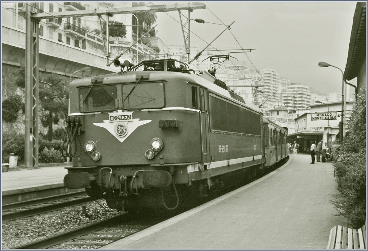 The SNCF BB 25627 with a local train in the old Monaco Monte Carlo Station. 

16.06.1985 