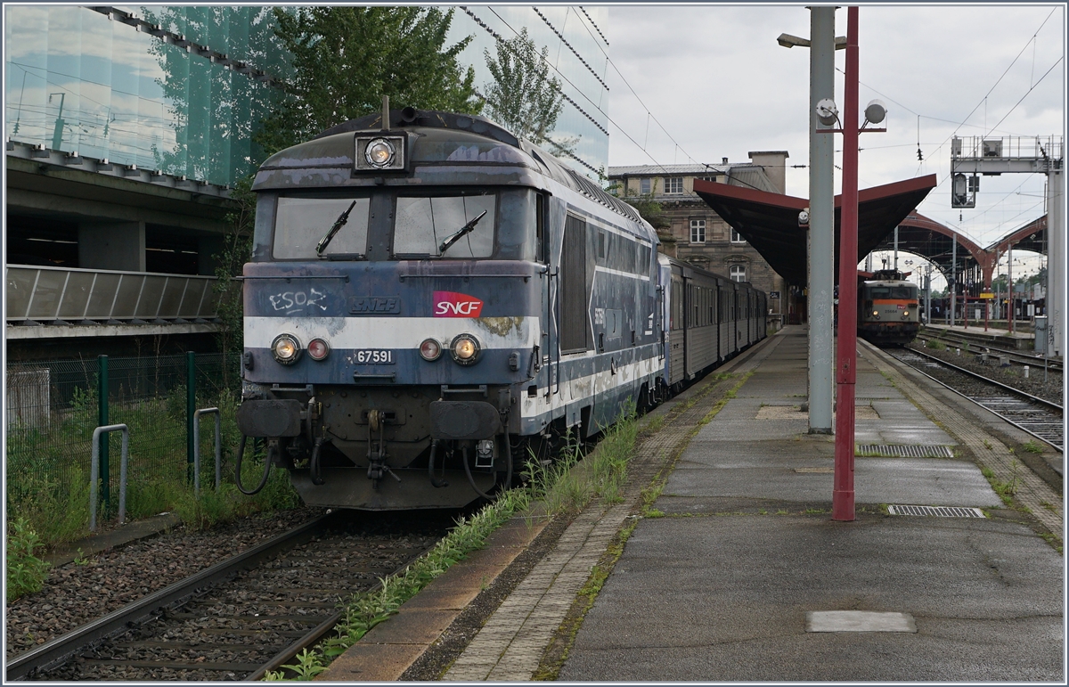 The SNCF BB 67591 with a TER in Strasbourg. 

28.05.2019