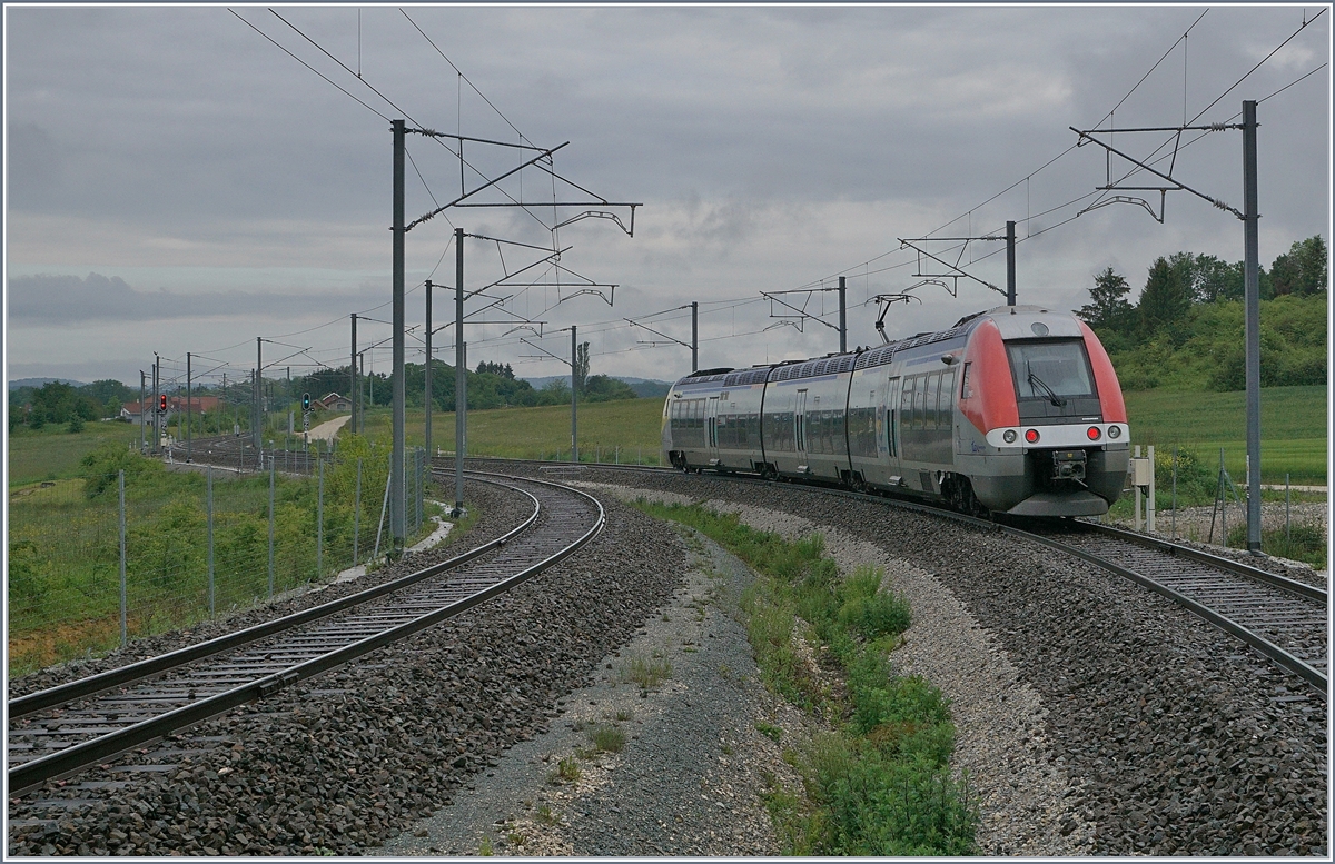 The SNCF TER 895052 is on the way to Belfort by Meroux.

28.05.2019