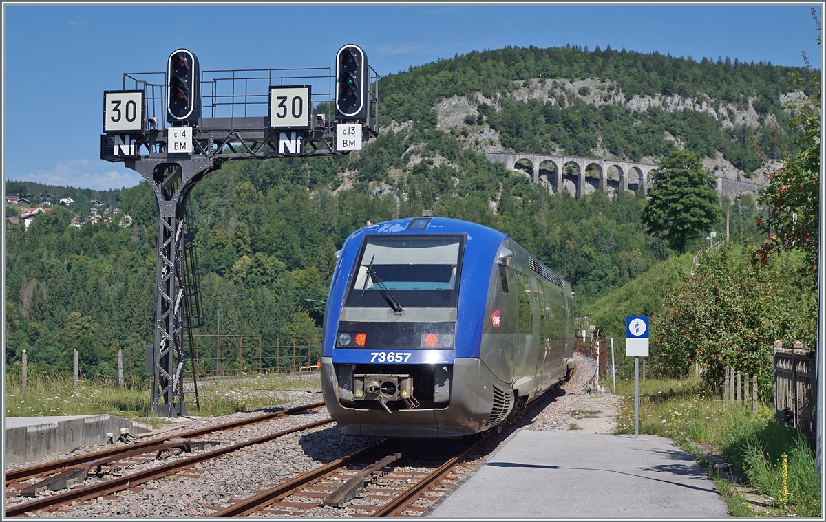 The SNCF X 73657 on the way from Dole to St-Claude in Morez. 

10.08.2021