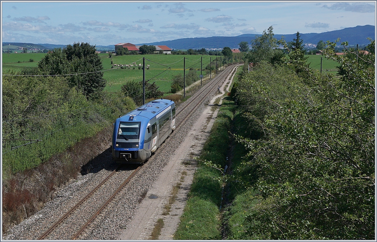 The SNCF X 73758 on the way to Frasne near La Rivière-Drugeon.

21.08.2019