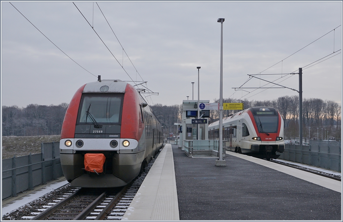 The SNCF X27569 to Belfort and the SBB RABe 522 220 to Biel/Bienne in Meroux TGV. 
11.01.2019