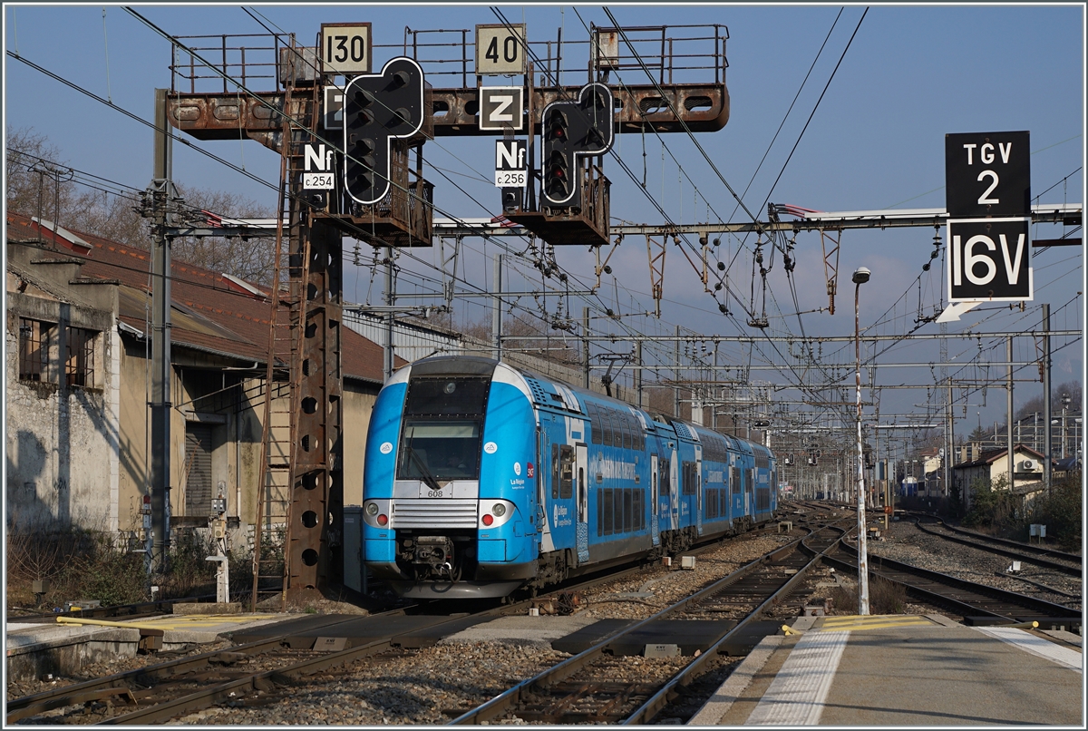 The SNCF Z 24608  Computermouse  on the way to Geneva in Chambéry-Challes-les-Eaux. 

28.03.2022

