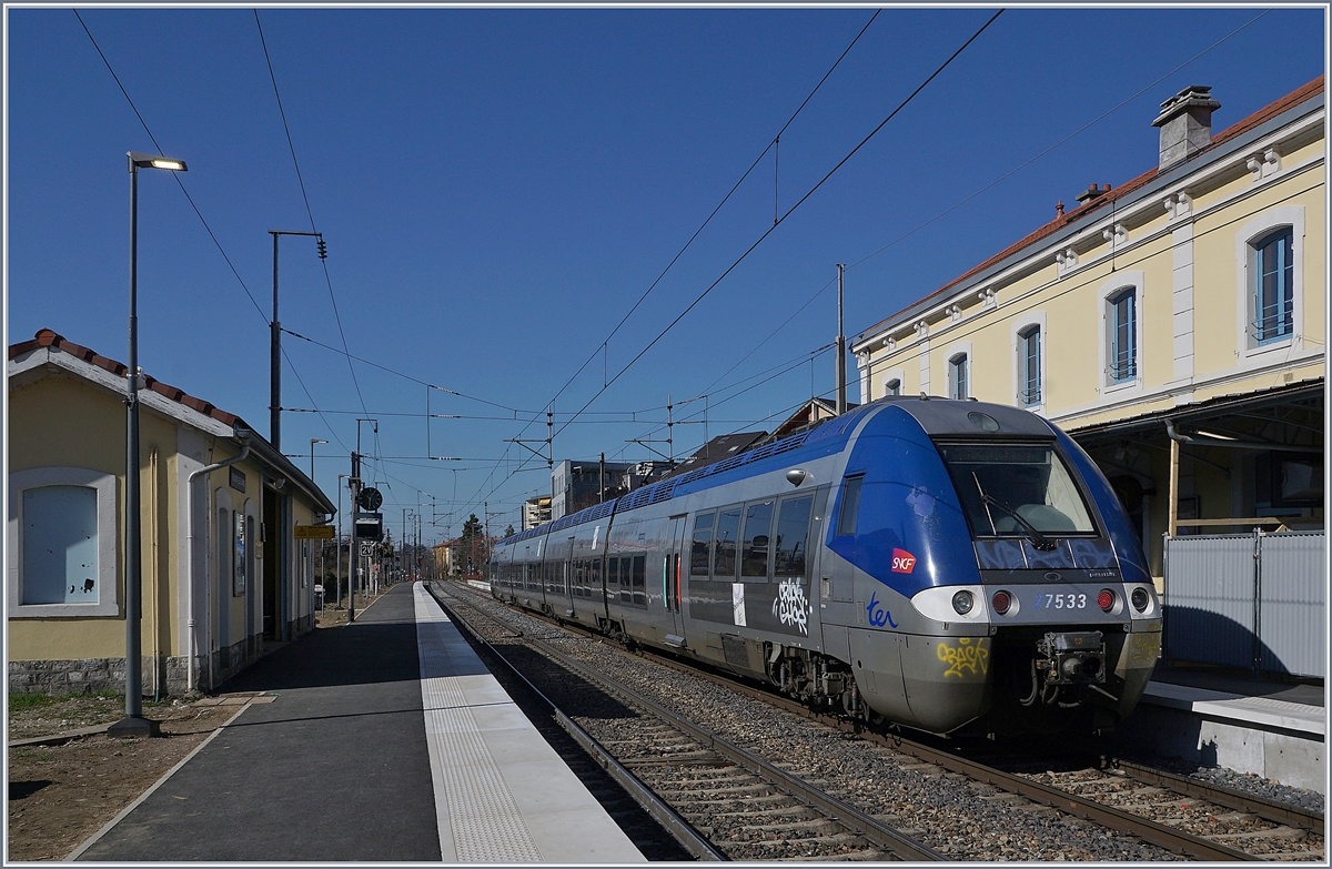 The SNCF Z 27533/534 from Evian les Bains to Lyon by his stop in Thonon les Bain.


23.03.2019