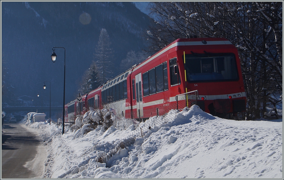 The SNCF Z 850 52 an 54 are shortly arriving at Chamonix. 

10.02.2015