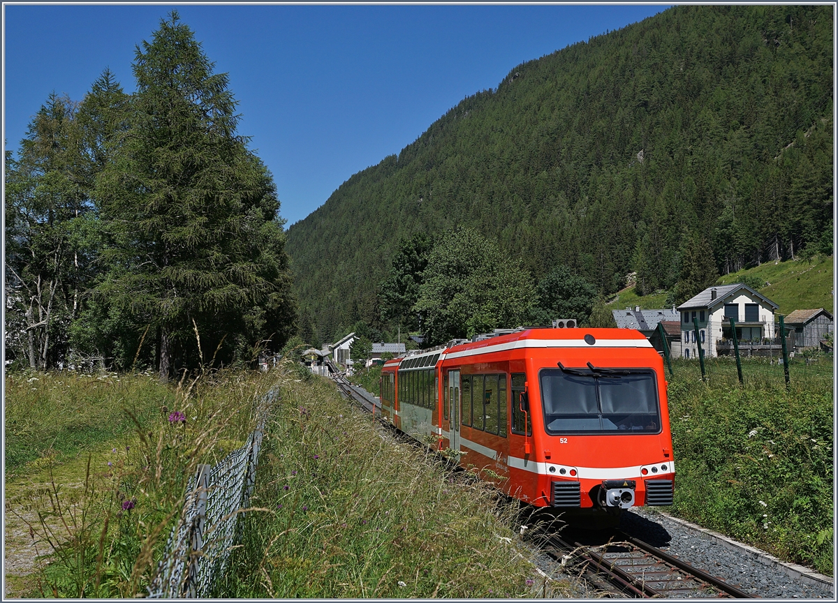 The SNCF Z850 N° 52 (94 87 0001 854-2 F-SNCF) from Les Houches will be shortly arriving at Vallorcine Station. 

07.07.2020