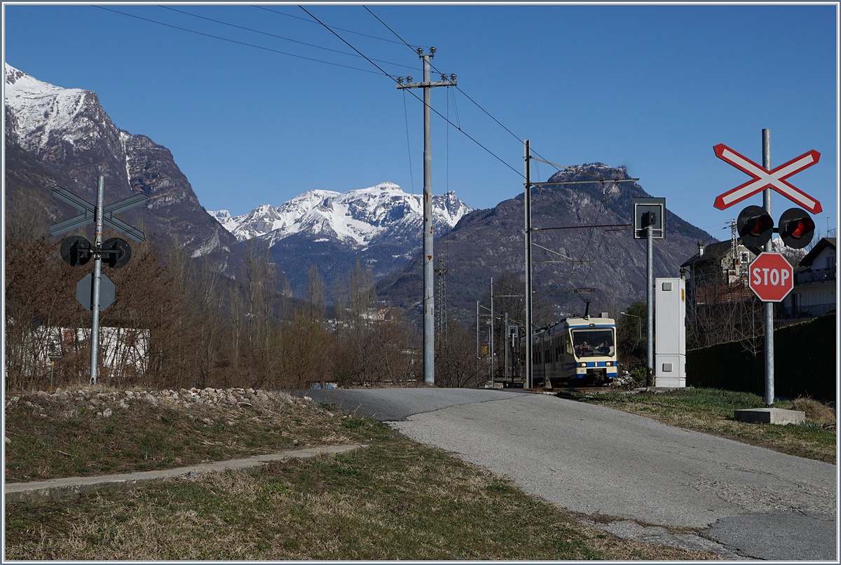The SSIF ABe 4/6 62 is on the way from Locarno to Domodossola.
11.03.2017