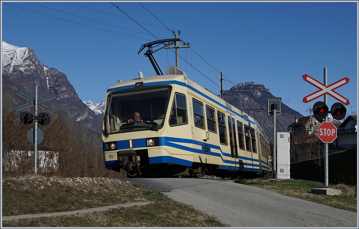 The SSIF ABe 4/6 62 on the way from Locarno to Domodossola by Croppo
11.03.2017