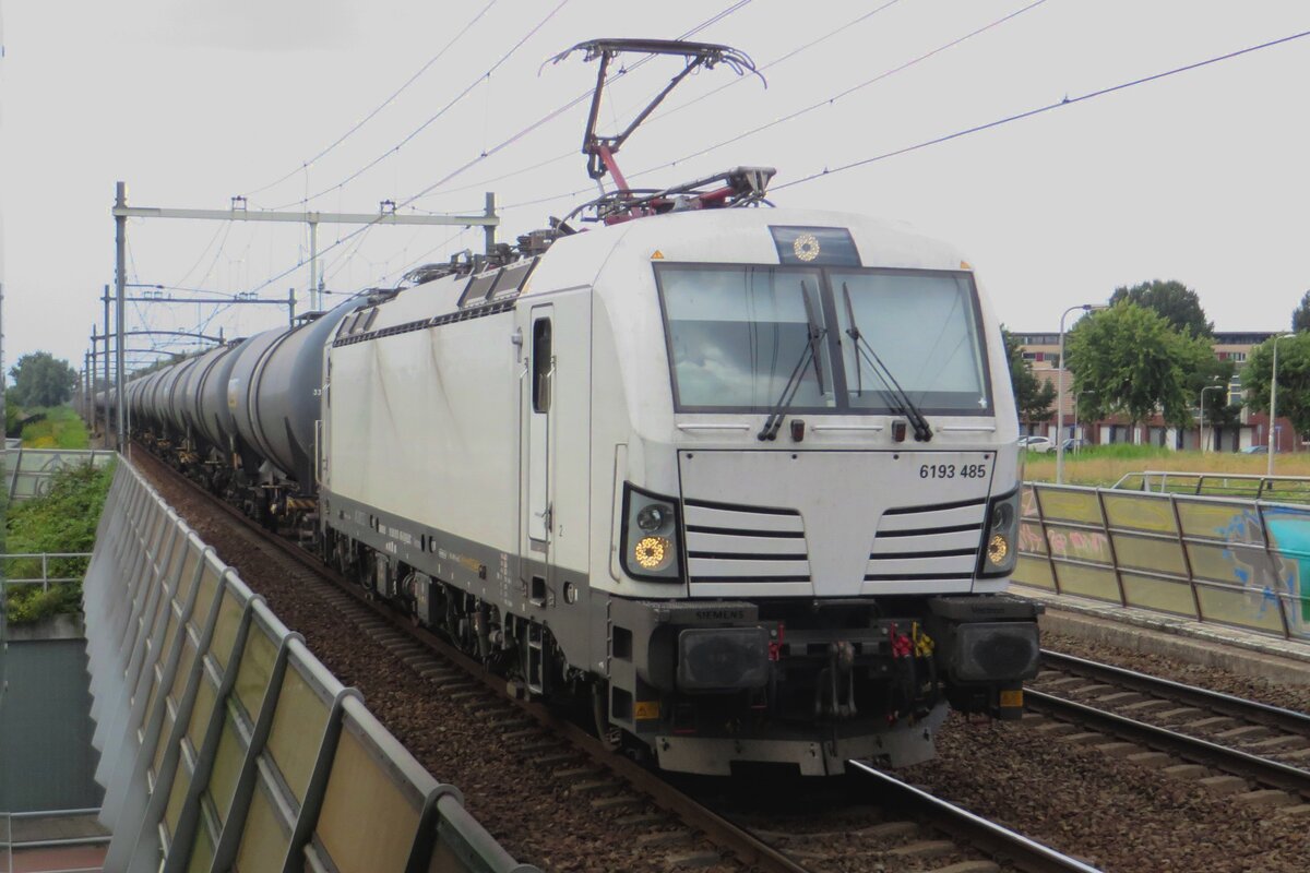 The Sun has left while RTB 193 485 hauls a tank train through Tilburg-Reeshof on 4 August 2021.