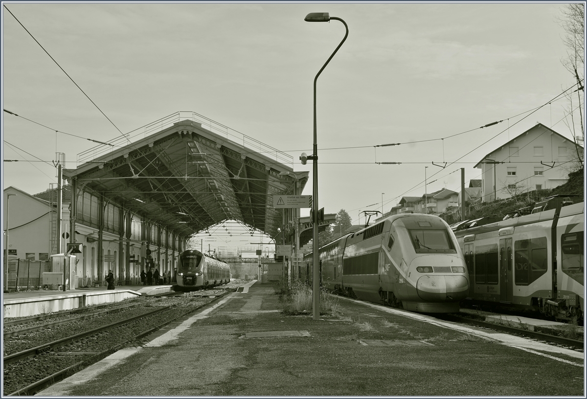 The TGV 275 from Paris Gare de Lyon is arriving at the Evian Station.

08.02.2020