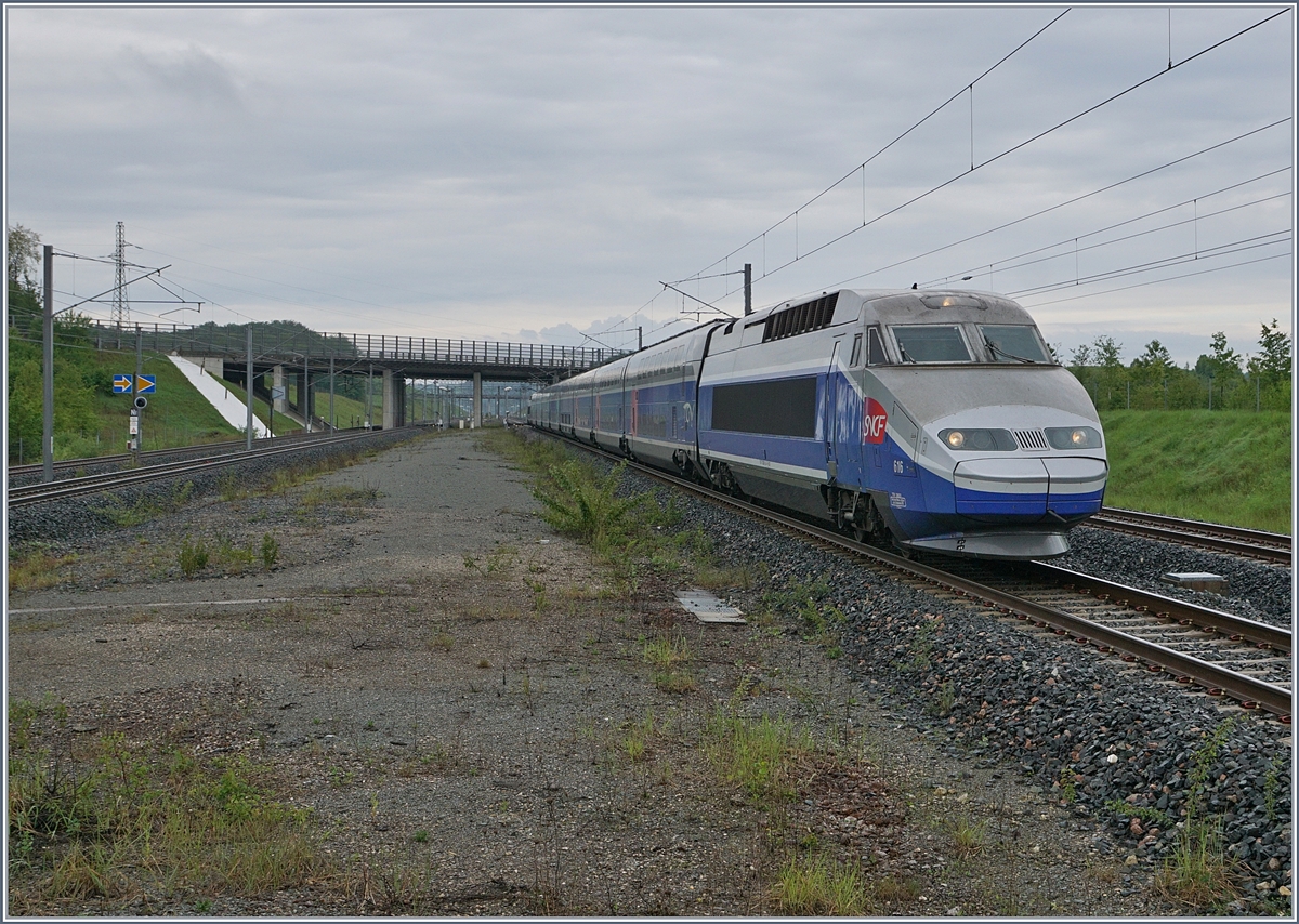 The TGV 6701 from Paris to Mulhouse is arriving at the Belfort Montbéliard TGV Station.

28.05.2019