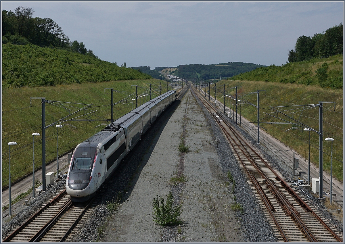 The TGV 6704 from Mulhouse to Paris is leaving the Belfort Montbeliard TGV station. 

06.07.2019