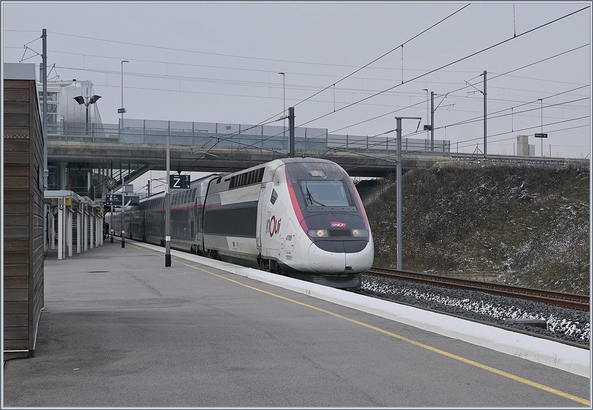 The TGV 9582 from Marseille to Frankfurt by his stop in the Belfort-Montpellier-TGV Station.
11.01.2019
