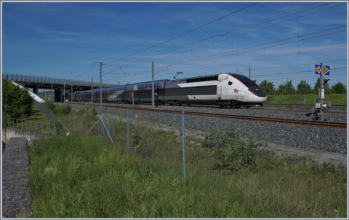 The TGV 9880 from Luxembourg to Montpellier is leaving the Belfort-Montbéliard TGV Station. 

01.06.2019