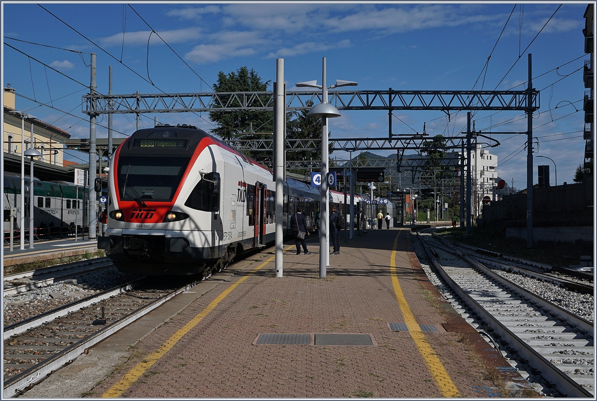 The TILO RABe 524 007 from Bellinzona to Malpensa T  by his stop in Varese.

25.09.2019
