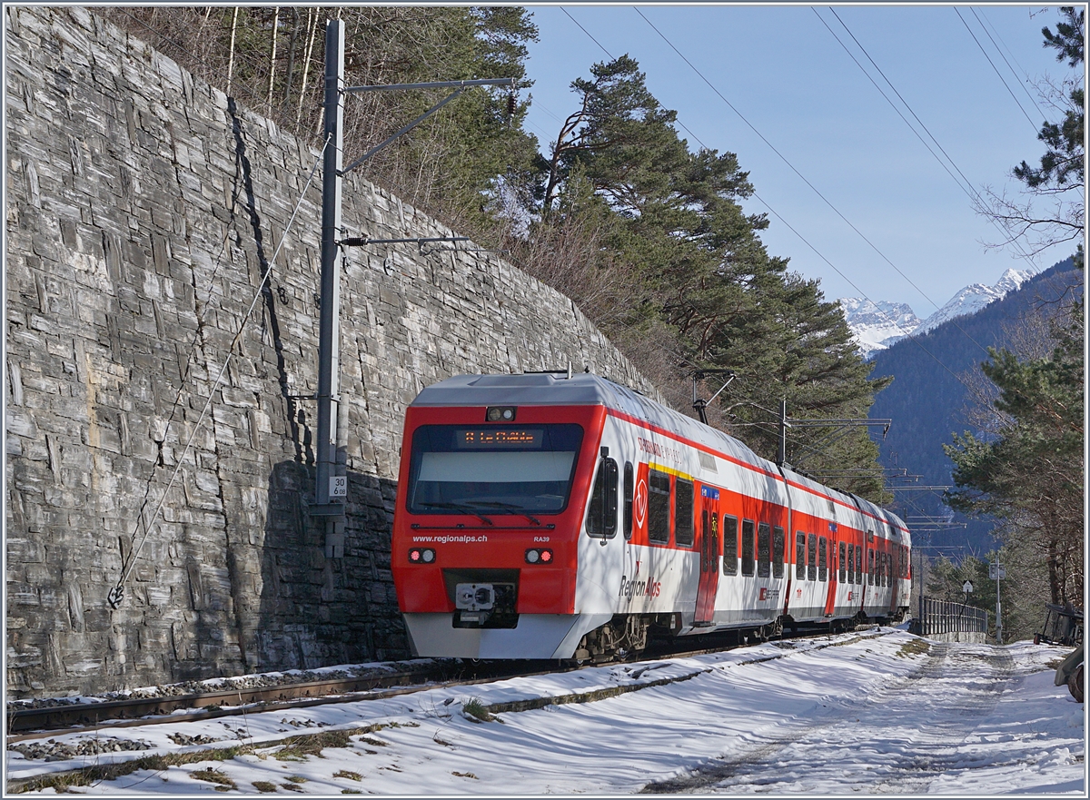 The TMR RABe 525 039 NINA on the way to Le Chable by Sembrancher.

09.02.2020