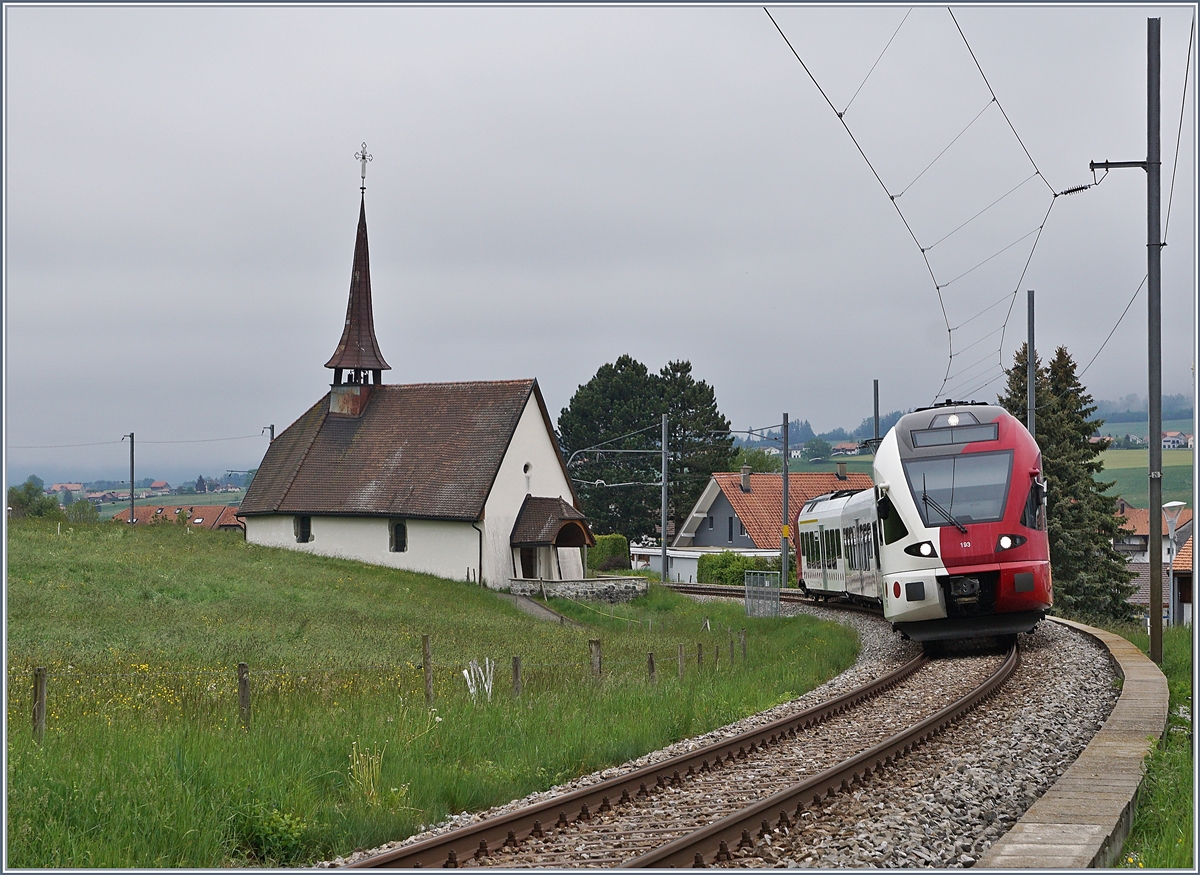 The TPF Flirt RABe 527 193 on the way to Fribourg by Vaulruz. 

12.05.2020