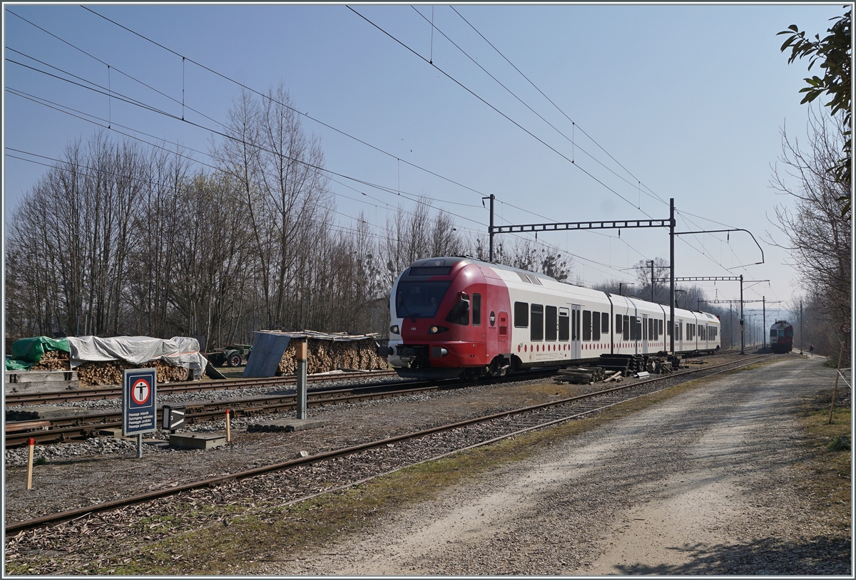 The TPF RABe 527 193 on the way to Ins is arriving at Sugiez.

09.03.2022