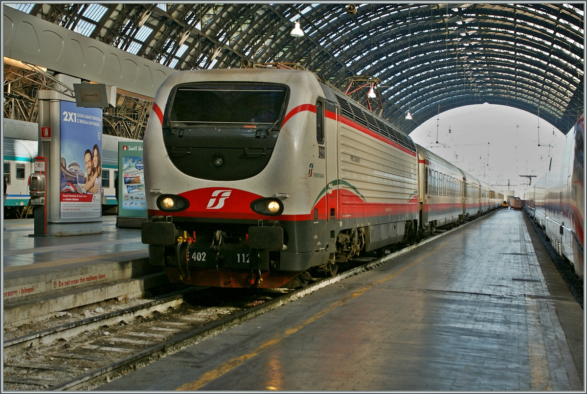 The trenitalia E 402 112 in  Frecce Bianca  culors in Milano Centrale. 
16.11.2013