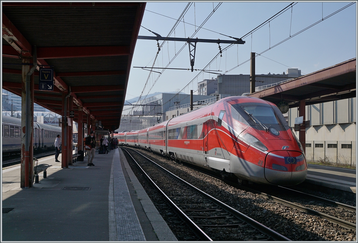 The Trenitalia FS ETR 400 048 is the FR 9291 on the way from Paris Gare de Lyon to Milano Centrale. This service makes a stop at the Chambéry-Challes-les-Eaux Station. 

20.03.2022