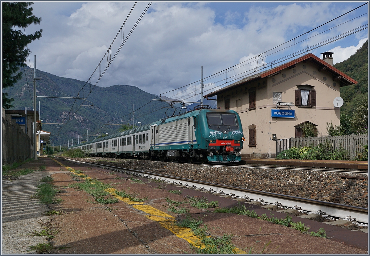 The Trennord E 464 235 with an local train to Milano in Vogogna.
18.09.2017
