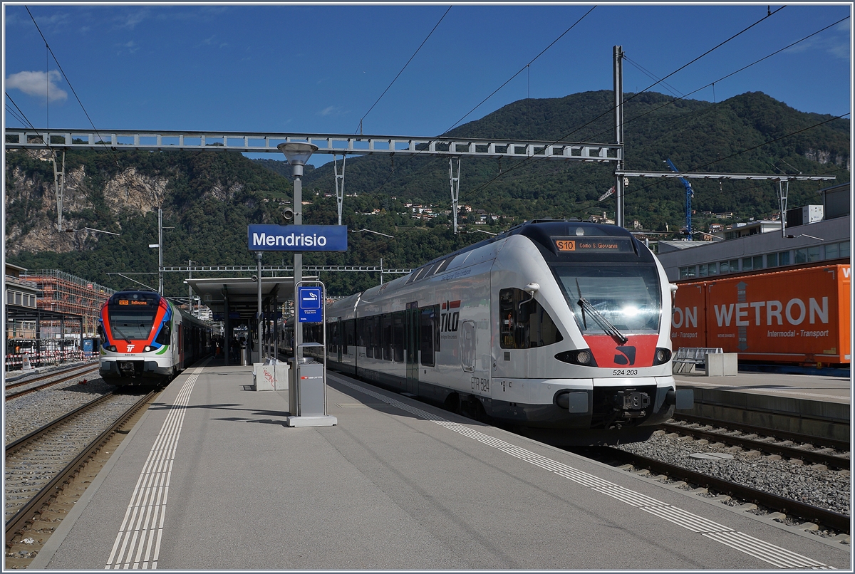 The Trenord ETR 524 203 (RABe 524 203) on the way to Como and in the Background det SBB TILO RABe 524 204 in Mendriso. 

25.09.2019