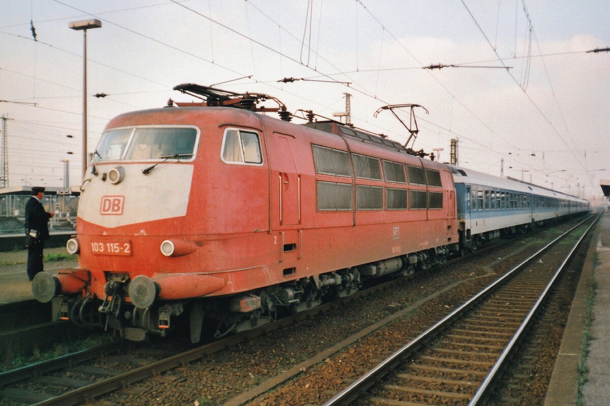 The very InterRegio classic for at least west-Germany: 103 115 (the first Class 103 to lose the TEE colours in exchange for this Himberrot) hauls IR 'AGRICOLA' into Hamm Pbf on 17 July 1998.