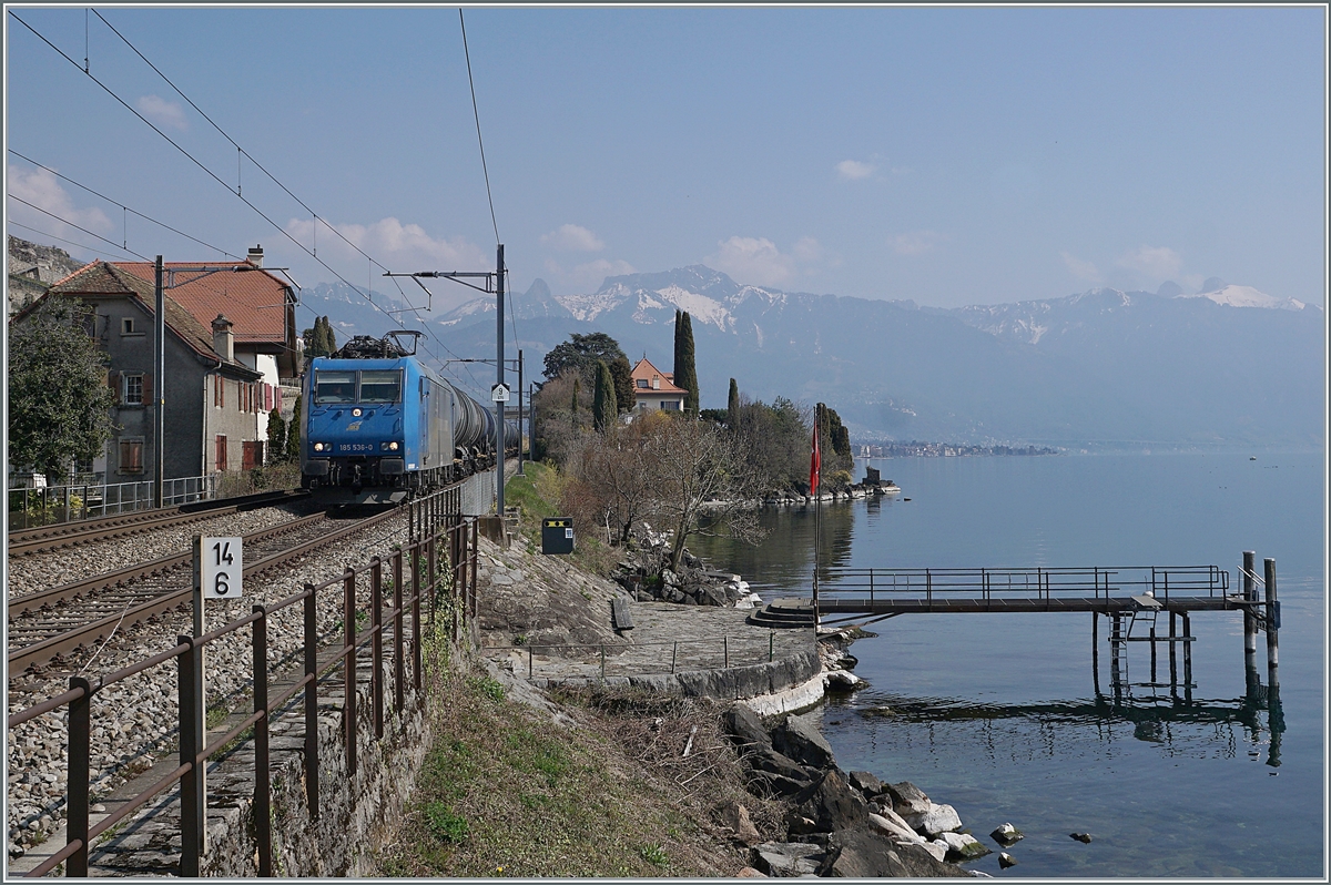 The WRS 185 536-0 with a Cargo Service in St Saphorin. 

25.03.2022