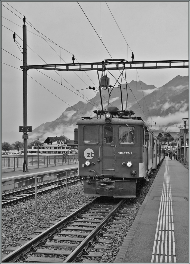 The  Zentralbahn  De 110 022-1 in Brienz.
29.09.2012