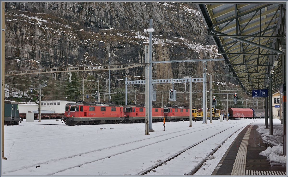 Three SBB RE4/4 II with a Cargo train are arriving at the St Maurice Station. 

11.12.2017