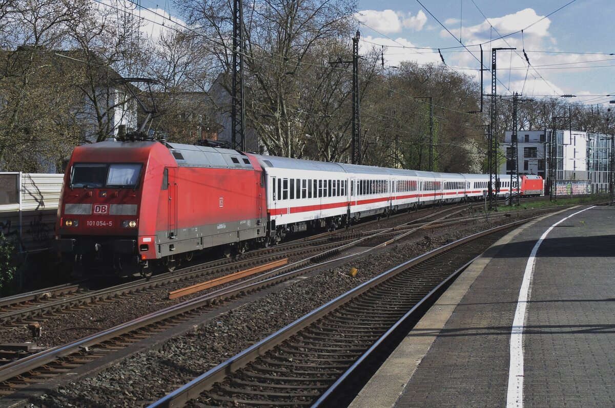 Top-and-tailed InterCity, headed by 101 054, passes through Köln Süd on 30 March 2017 via the outer (freight)  tracks, which was a bit unusual for passing IC-trains. 