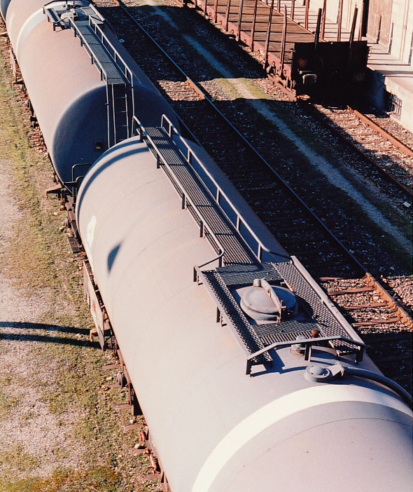 Top view of Tank wagon DB VTG showing details of the hatch, platform and walkway, Chiasso (CH) - March 1996 [wagon citerne, carro cisterna]