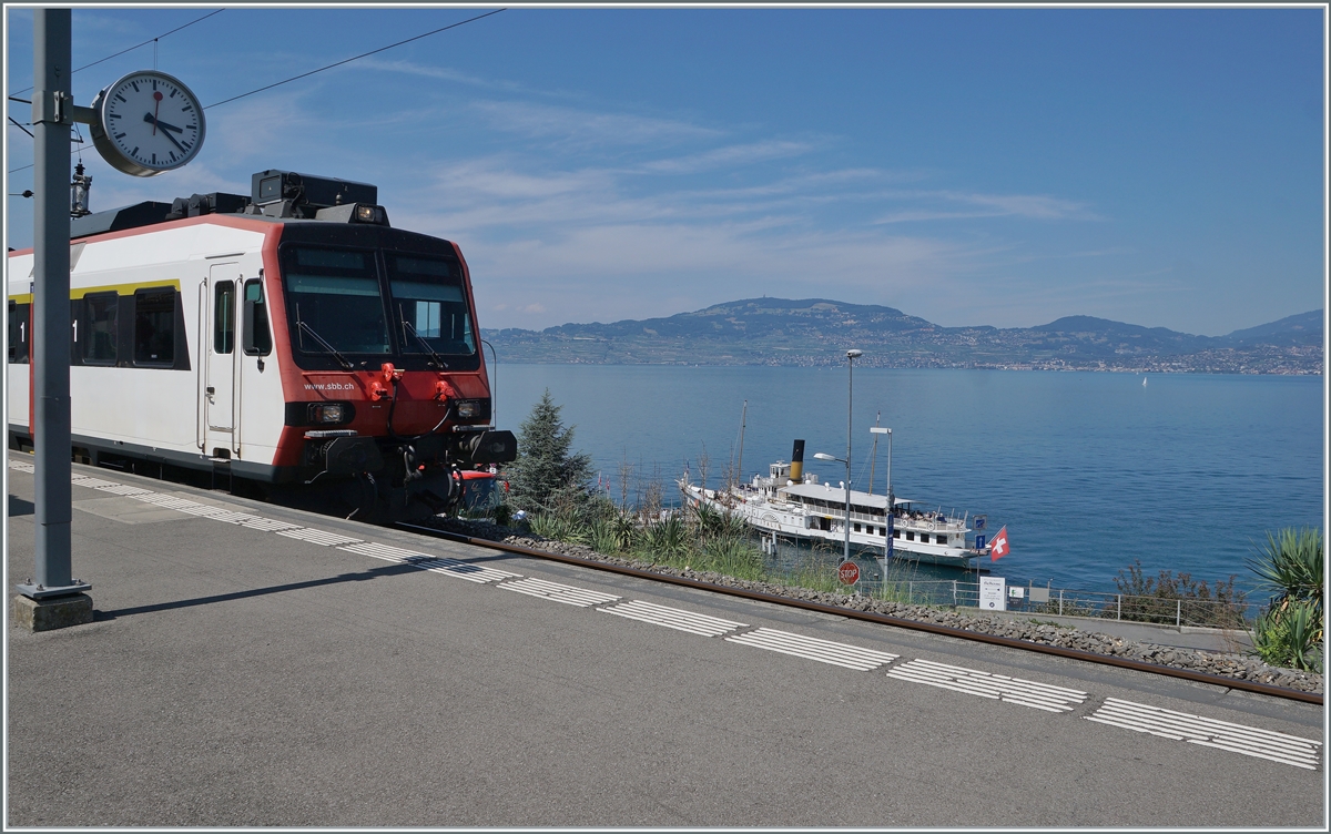 Train and Shipp in St-Gingolph: A Regionalps service (by a SBB domino) is waiting his departue to Brig and the steamer  Itlaie  is on the way to Vevey.

22.07.2022