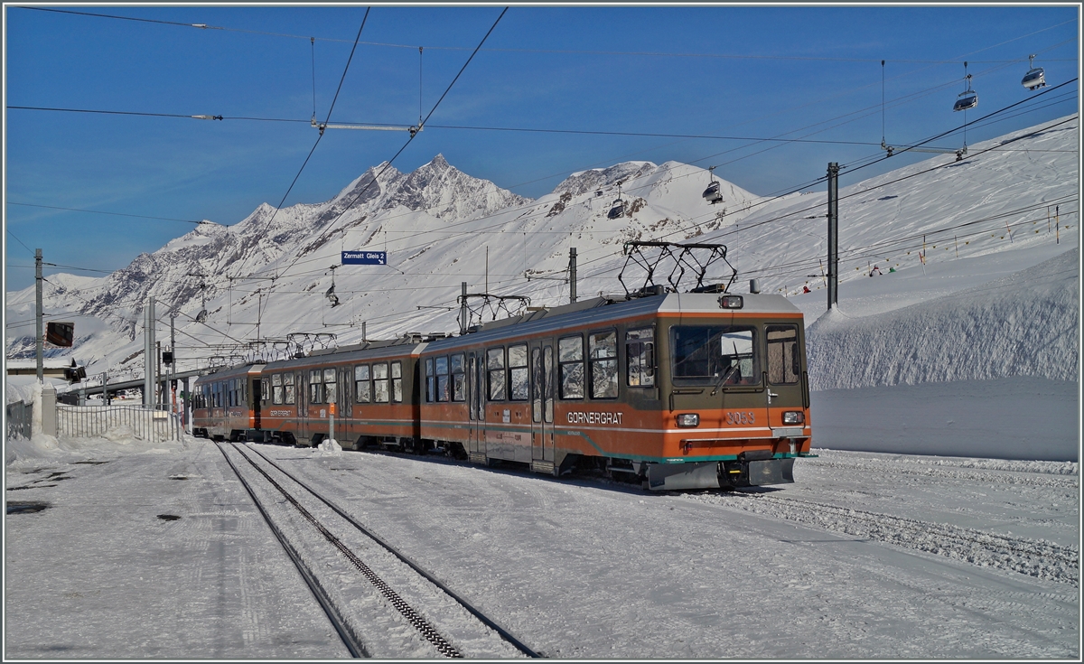 Two Beh 4/8 are leaving the Riffelberg Station.
27. Feb. 2014