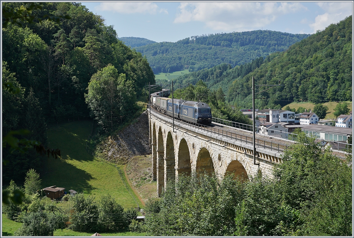 Two BLS RE 465 wiht a Cargo Train of the Rümlinger Viadukt (Alte Hauenstein Line).
18. 07. 2018