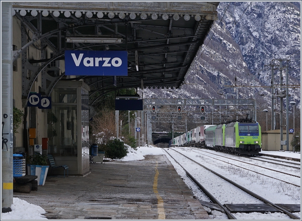 Two BLS Re 485 with a RoLa in Varzo.
14.01.2017