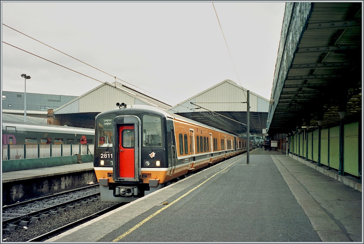 Two Class 2800 multiple units with the 2811 in the lead waiting at Dublin Connolly Station (Baile Átha Cliaht Stáisún Ui Chonghaile) to depart for Longford

Analogue picture from June 2001
