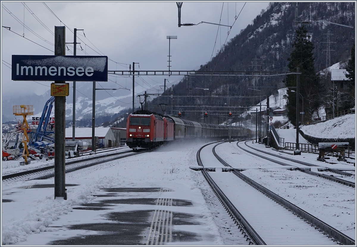 Two DB 185 with a cargo train on the way to Basel by Immensee.
05.01.2017