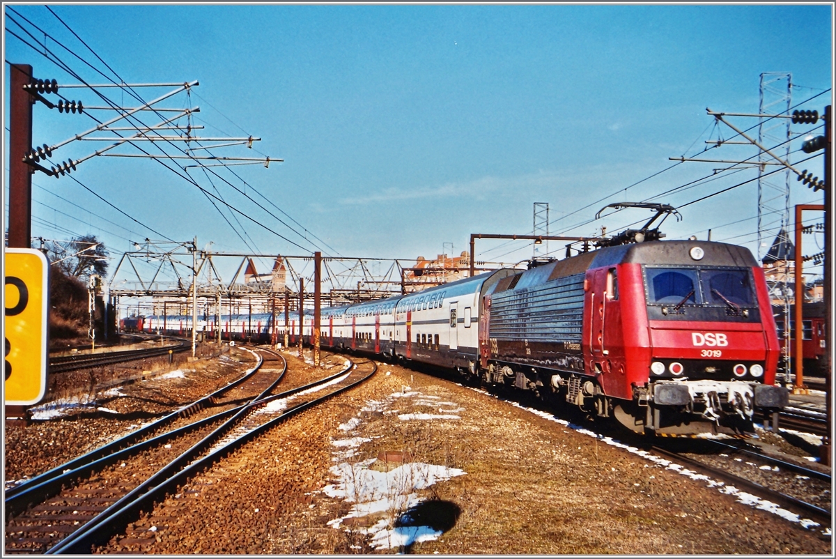 Two DSB EA with SBB IC 2000 Train rended by trhe DSB fpr the comuter-trafig in Osterport by Kobenhavn.
Analog picture
20. 03.2001