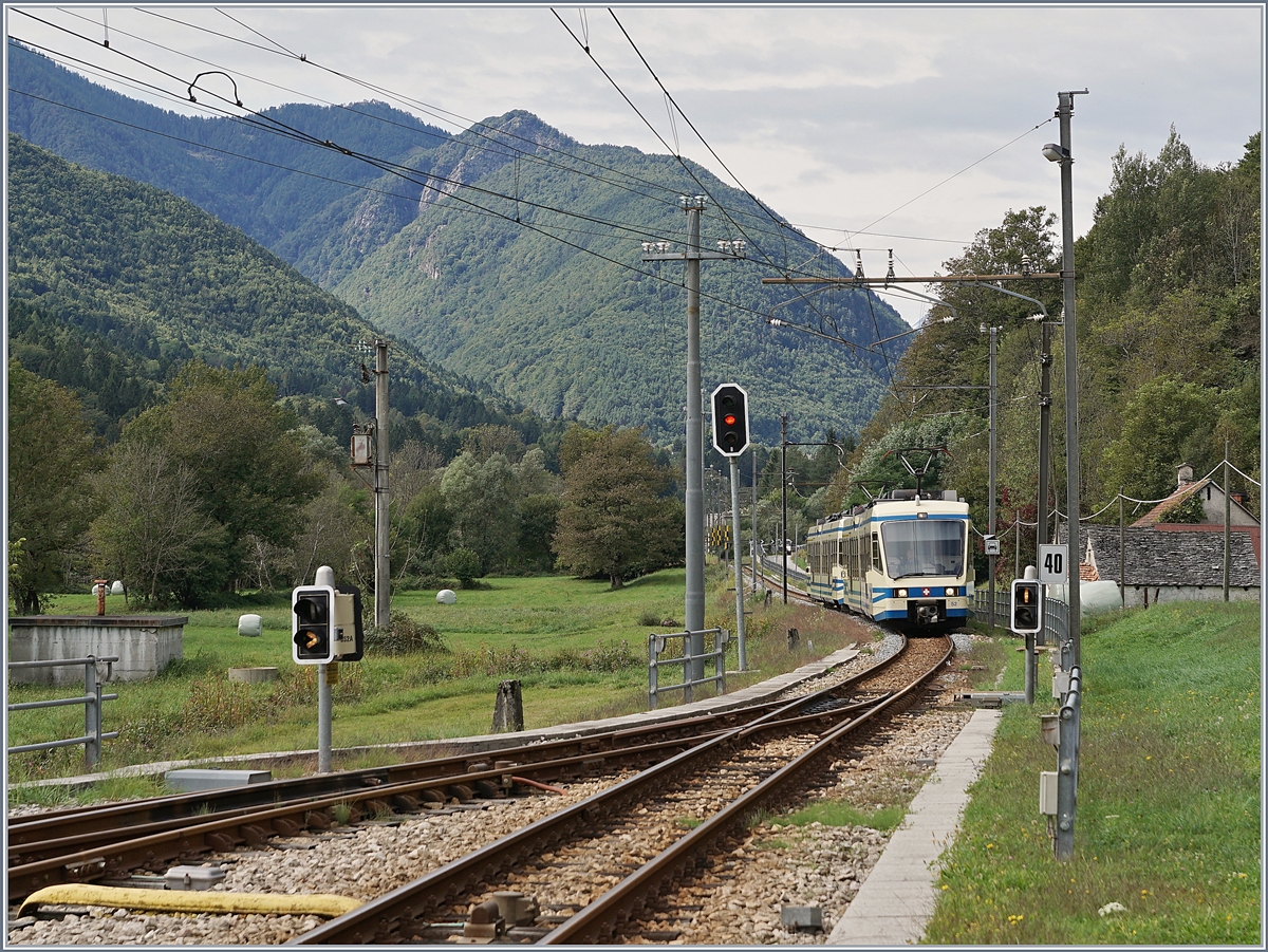 Two FART ABe 4/6 from Domodossola to Locaro are arriving at Re. 

24.09.2019