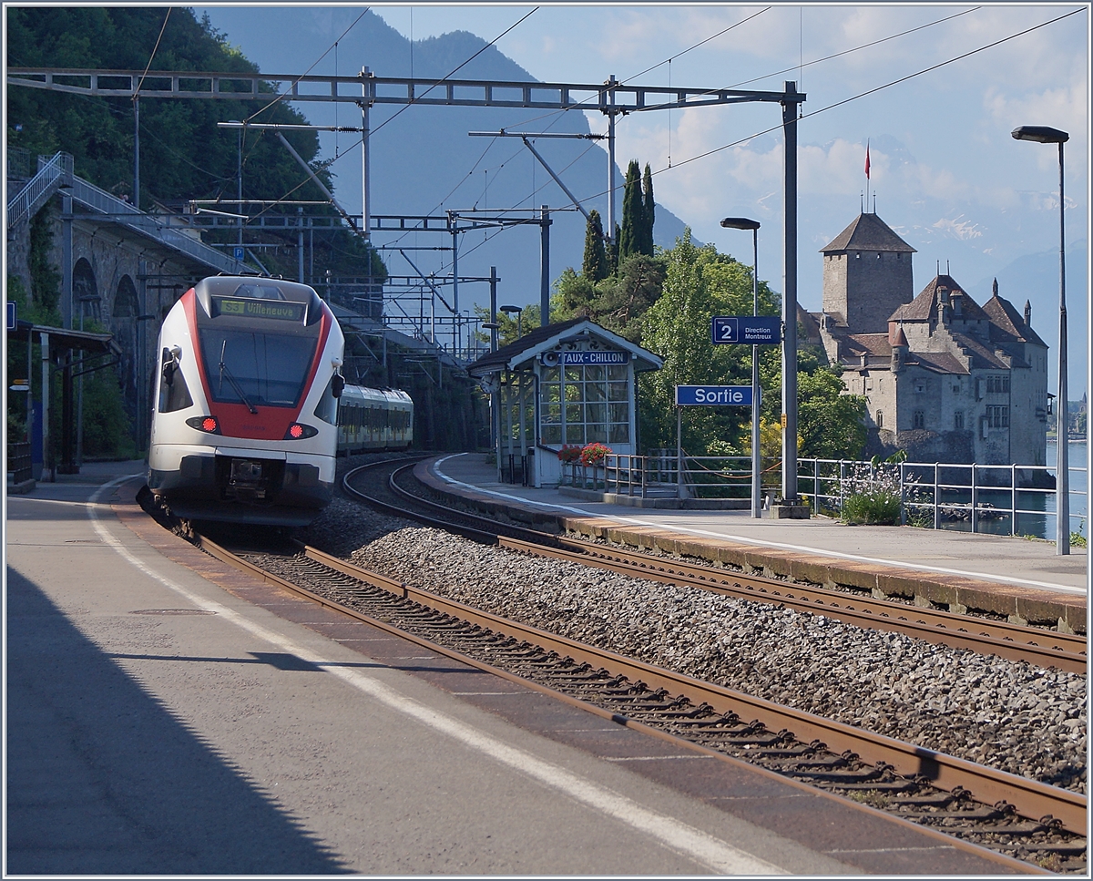 Two SBB RABe 523 are stoping at the Veytaux-Chillon Station.
21.06.2018