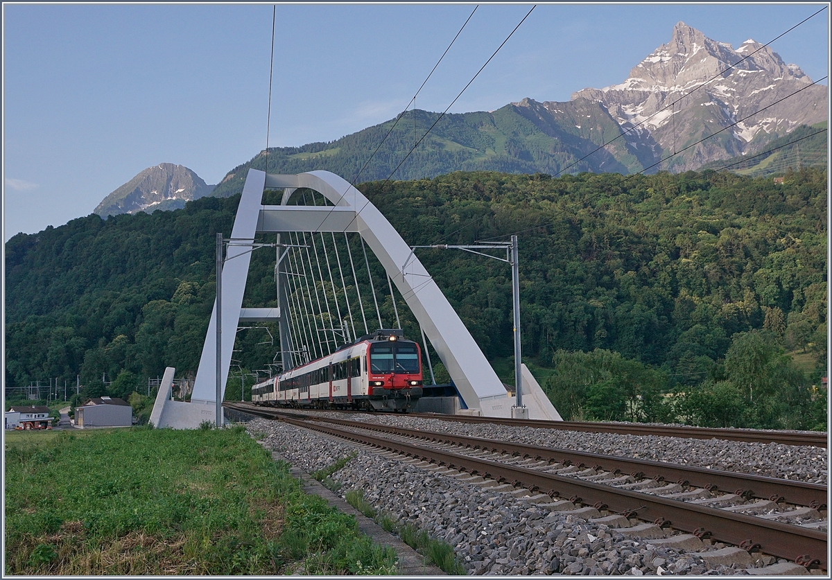 Two SBB RBDe 560 DOMINO on the way to Lausanne on new  Massogex Bridge  between St Maurice and Bex.

25.06.2019