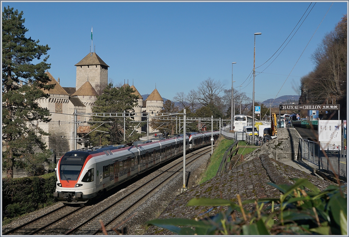 Two SBBB RABe 523 (FLIRT) on the way to Lausanne by the Castle of Chillon.

07.02.2020