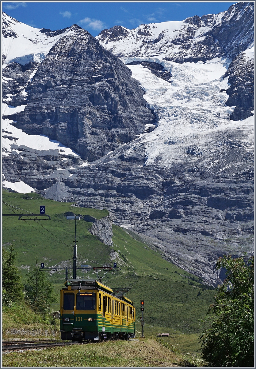 Two WAB Beh 4/8 are leaving the Wengeralp on the way to the Kleine Scheidegg.
08.08.2016