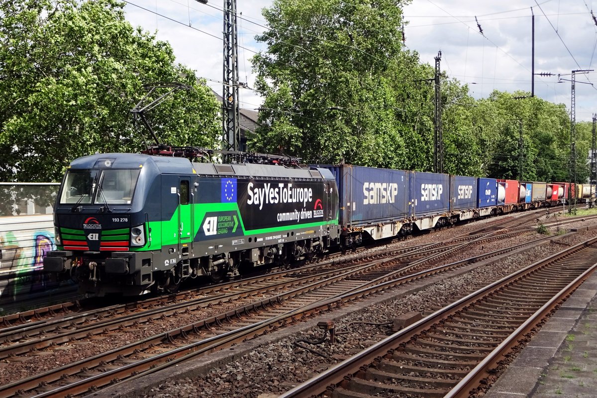 TX 193 278 holds a plea for Europe while hauling an intermodal train through Köln Süd on 8 June 2019.