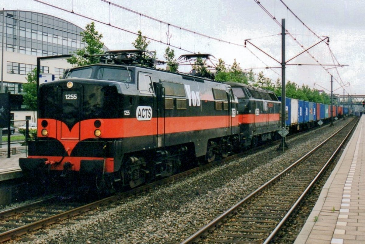 Vos Logistics 1255 hauls an intermodal service through Rotterdam Zuid on 22 February 2001.